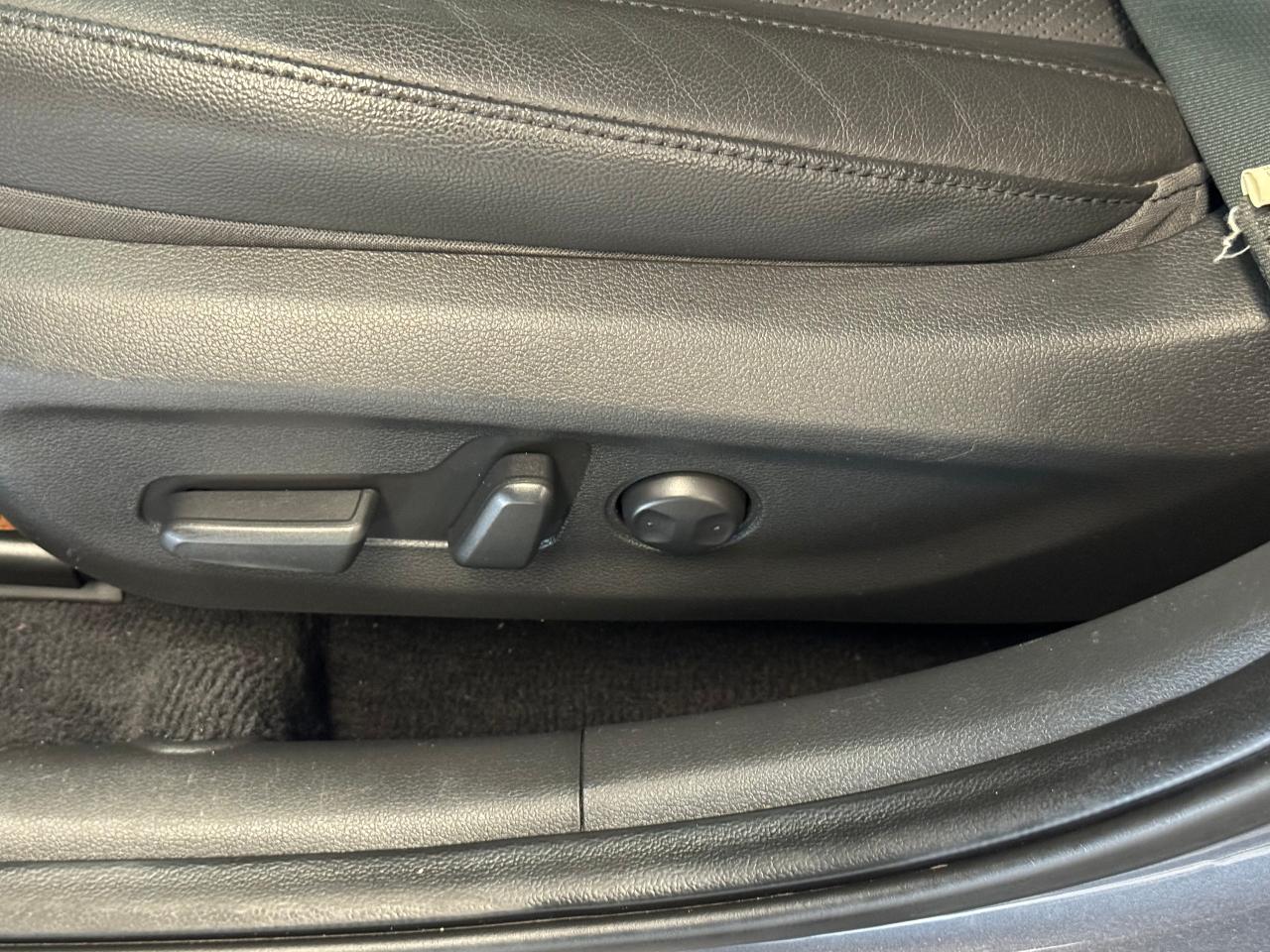 2017 Hyundai Elantra LIMITED+GPS+Sunroof+HeatedLeather+Camera+BlindSpot - Photo #42