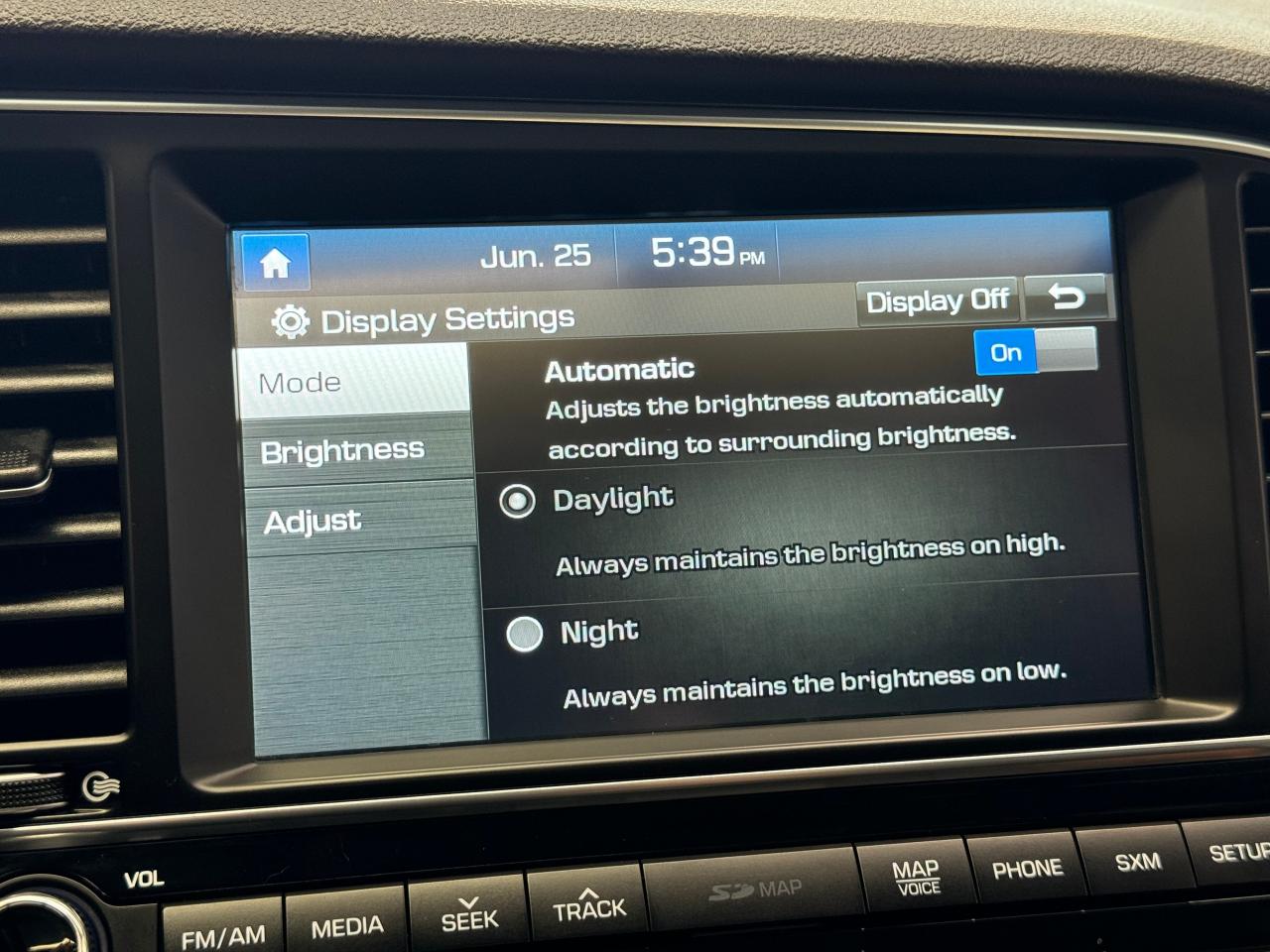 2017 Hyundai Elantra LIMITED+GPS+Sunroof+HeatedLeather+Camera+BlindSpot Photo95