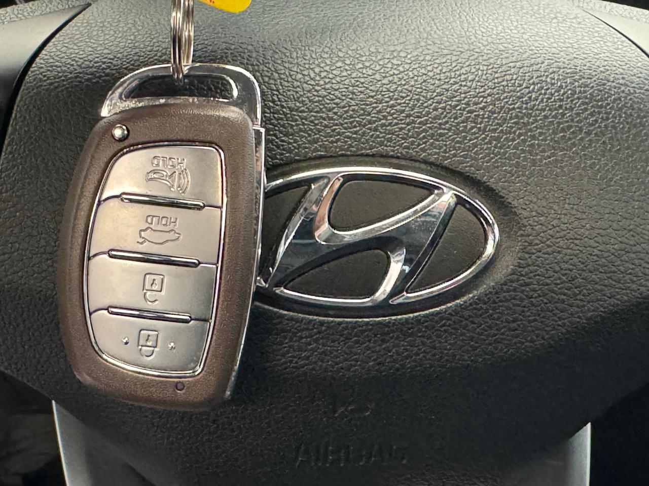 2020 Hyundai Elantra Preferred W/Sun&Safety+New Tires+CLEAN CARFAX - Photo #17