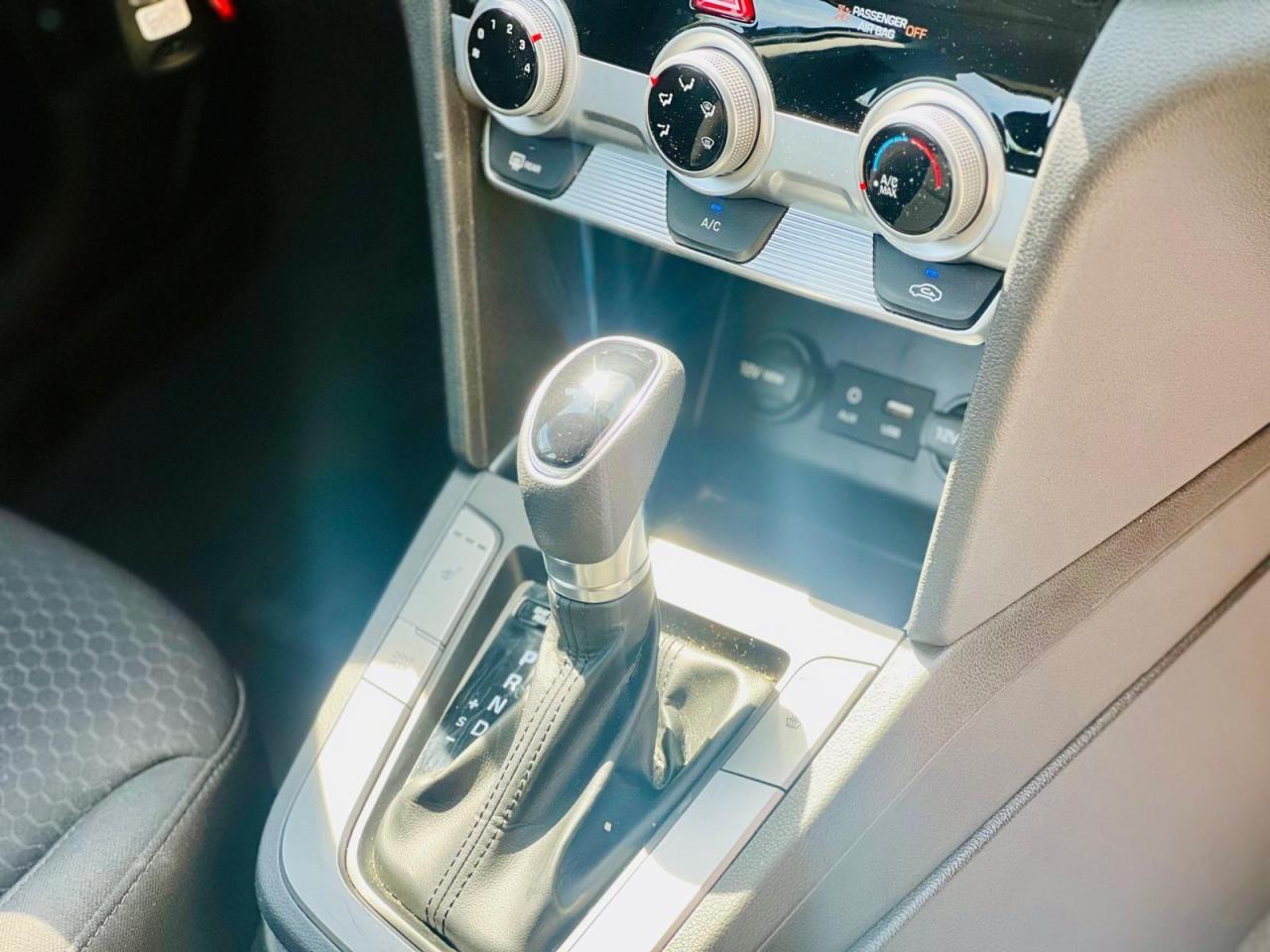 2020 Hyundai Elantra Essential Photo4