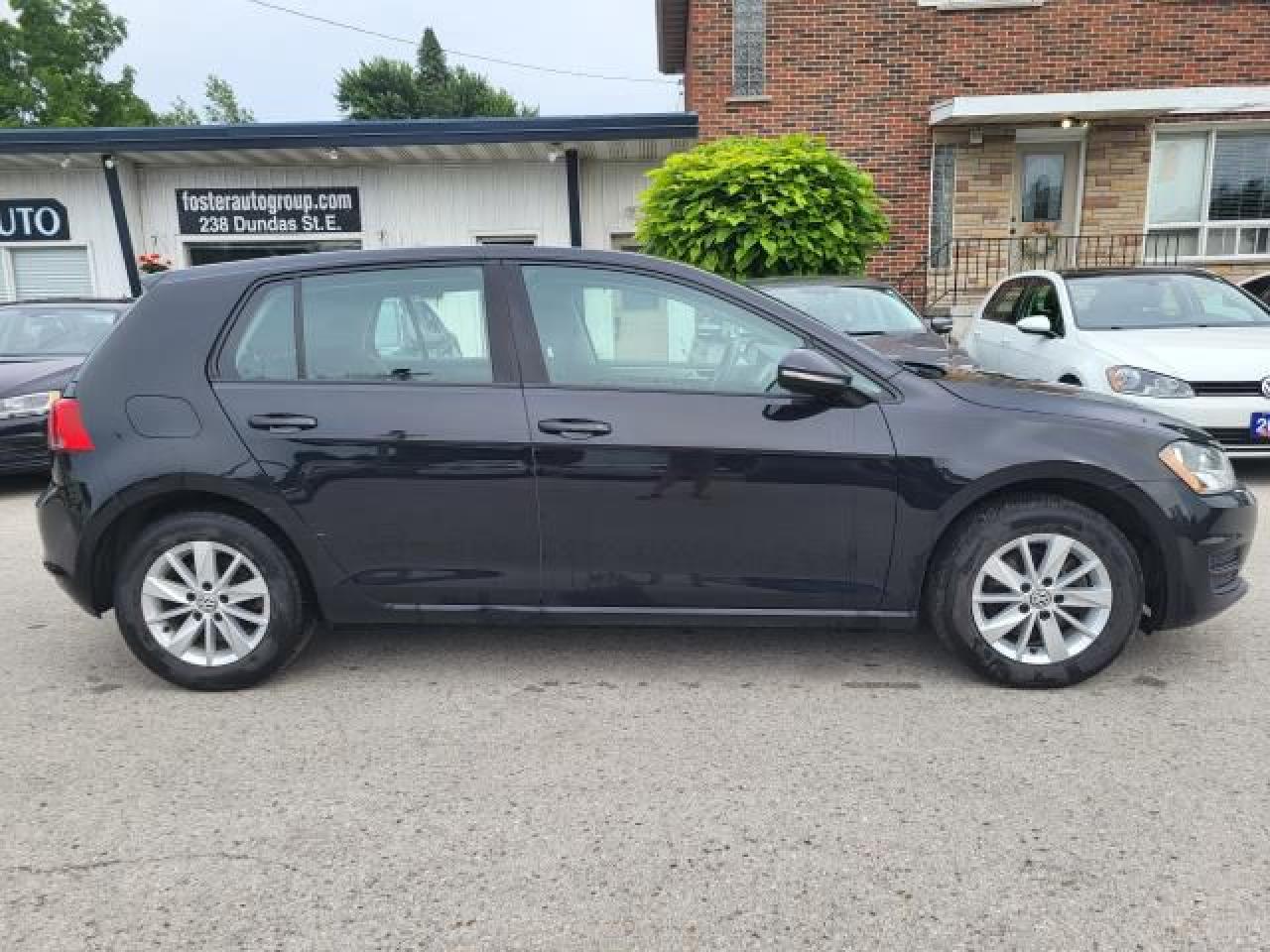 2017 Volkswagen Golf TRENDLINE Photo2