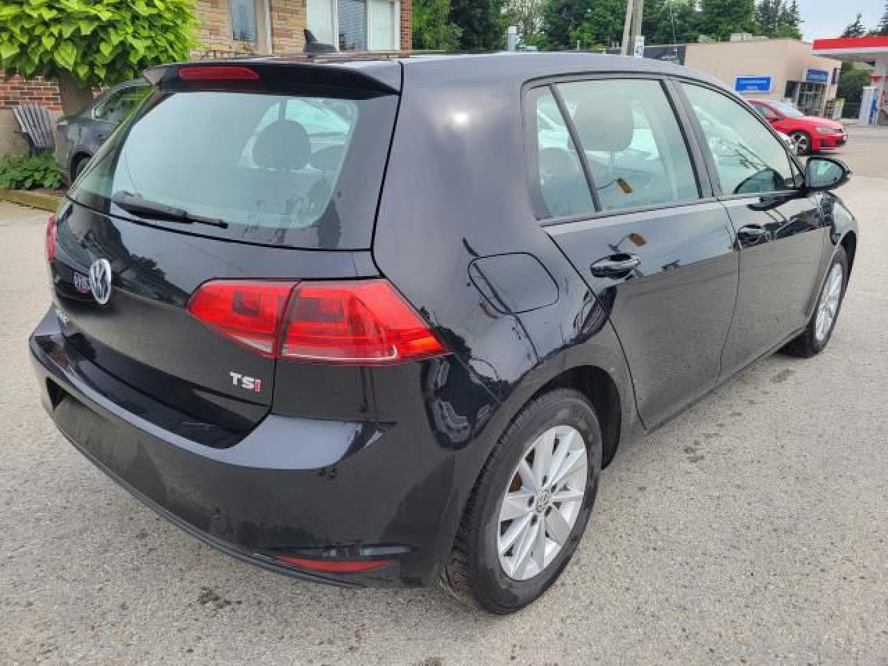 2017 Volkswagen Golf TRENDLINE Photo3
