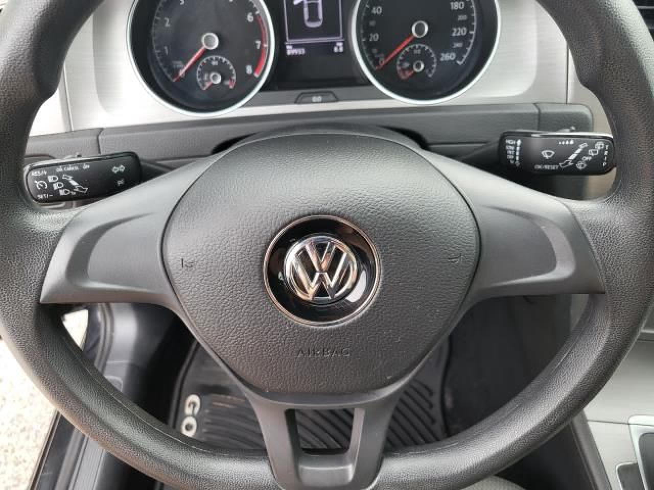 2017 Volkswagen Golf TRENDLINE Photo10