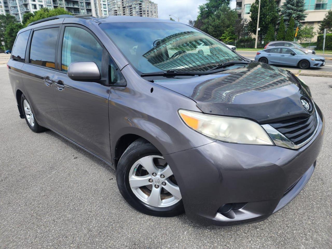 2011 Toyota Sienna 5dr V6 LE 7-Pass FWD Mobility