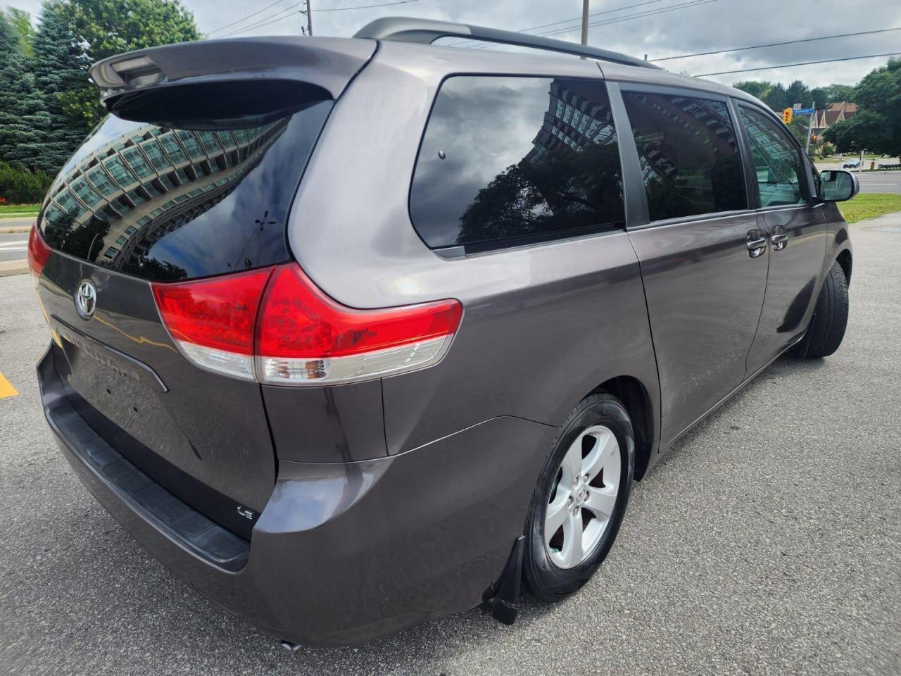 2011 Toyota Sienna 5dr V6 LE 7-Pass FWD Mobility - Photo #2