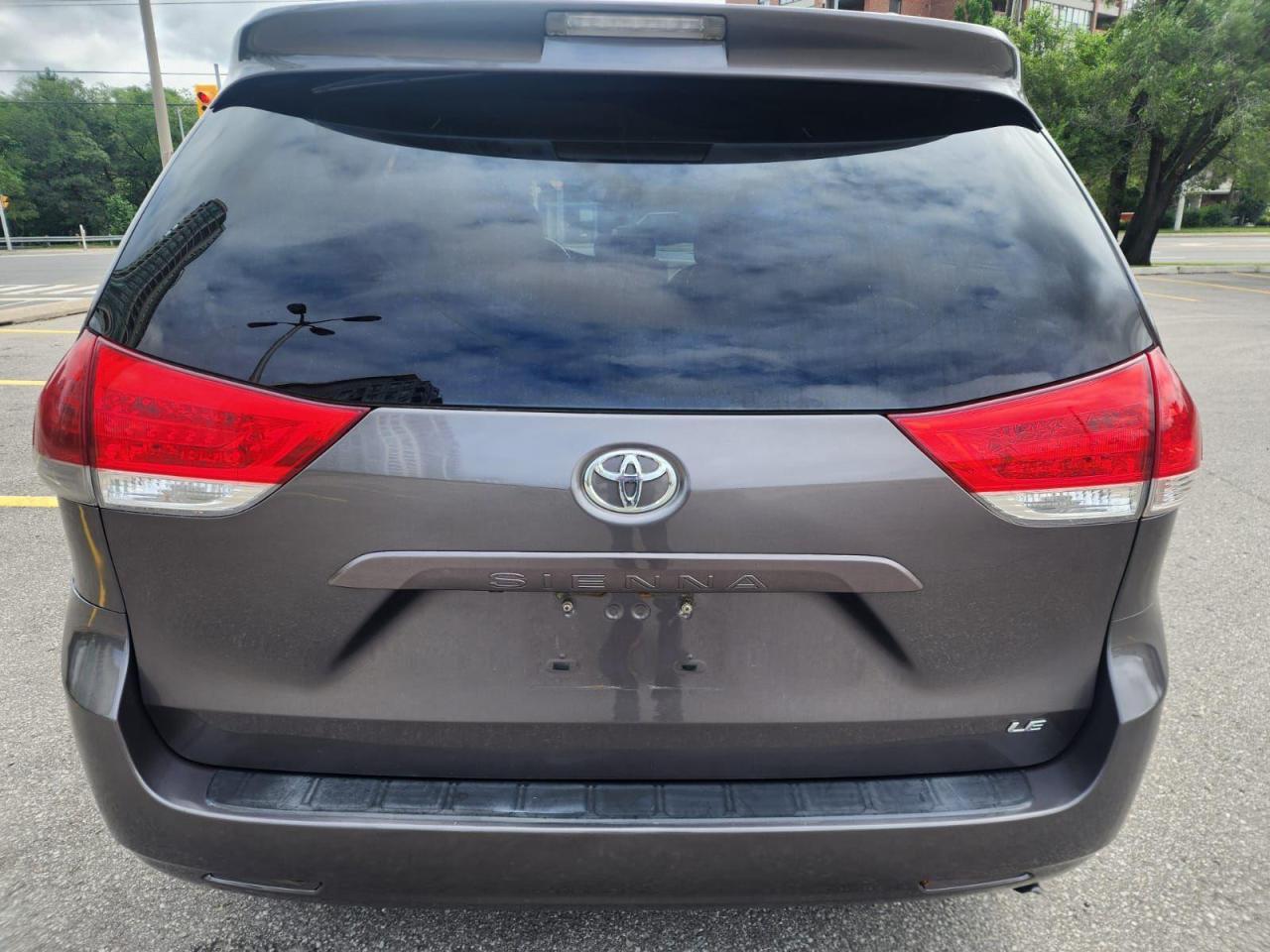 2011 Toyota Sienna 5dr V6 LE 7-Pass FWD Mobility Photo2