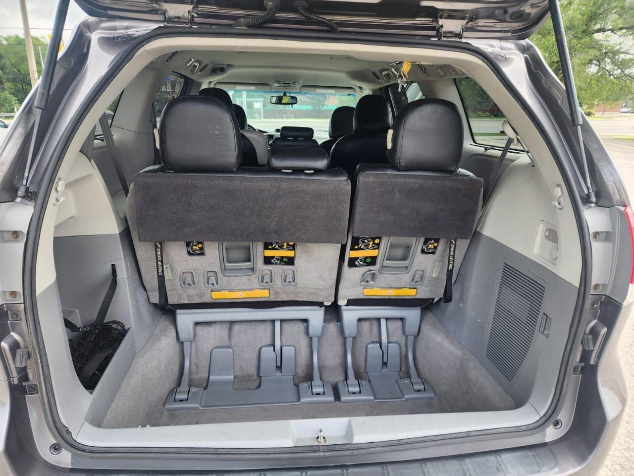 2011 Toyota Sienna 5dr V6 LE 7-Pass FWD Mobility Photo3