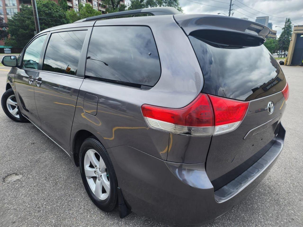 2011 Toyota Sienna 5dr V6 LE 7-Pass FWD Mobility - Photo #5