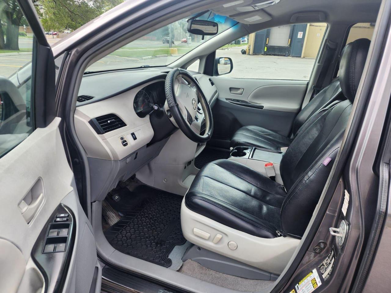 2011 Toyota Sienna 5dr V6 LE 7-Pass FWD Mobility - Photo #8