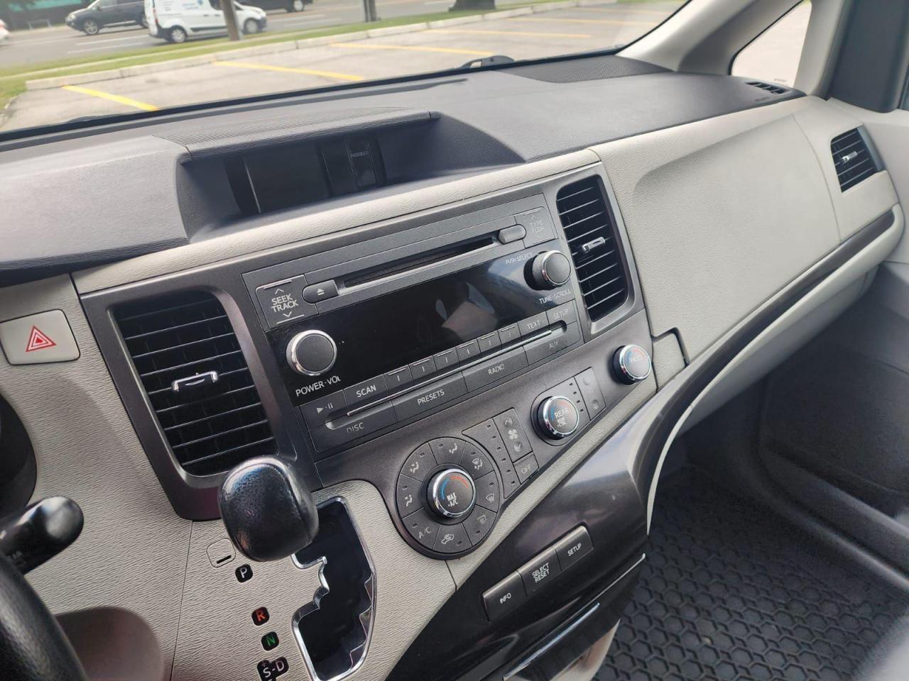 2011 Toyota Sienna 5dr V6 LE 7-Pass FWD Mobility - Photo #10