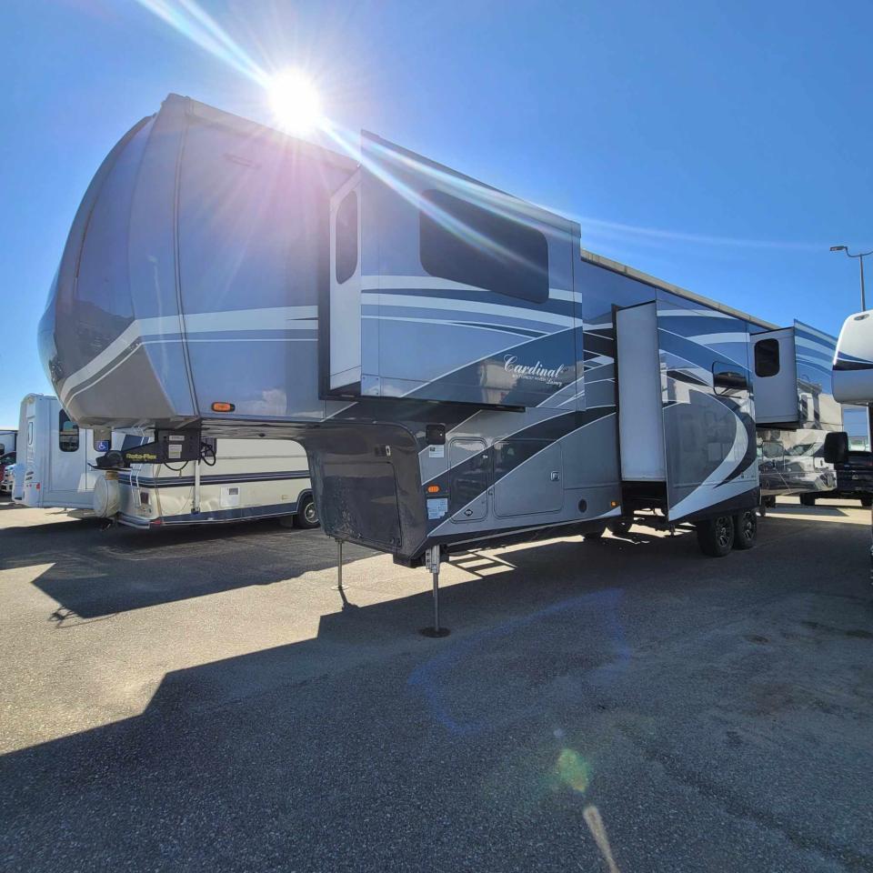 Used 2020 Forest River CARDINAL   CAF370FLX 5TH WHEEL for sale in Fort St John, BC