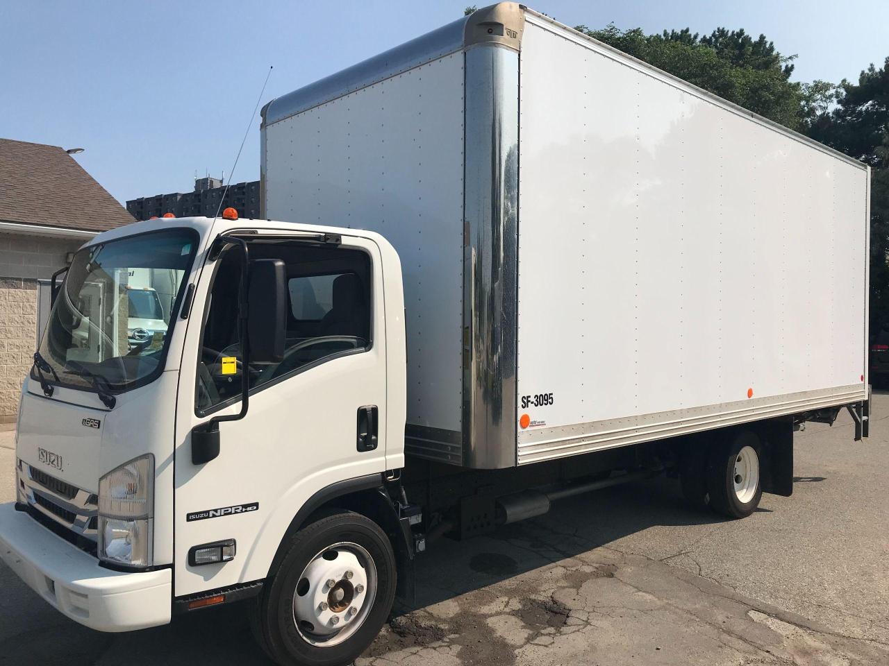 Used 2022 Isuzu NPR 20 foot with lift - gas for sale in Kitchener, ON