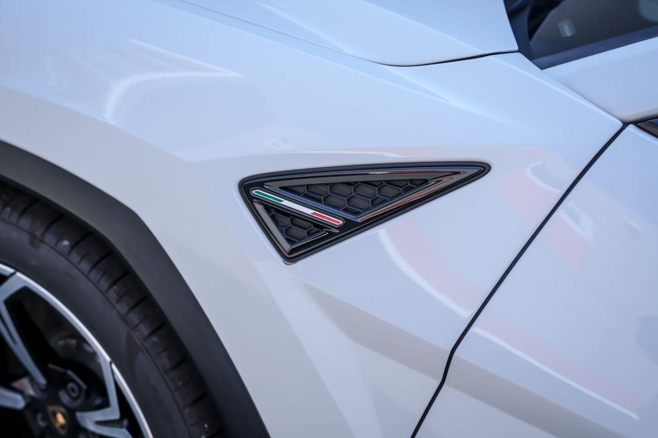 2020 Lamborghini Urus  - Photo #9