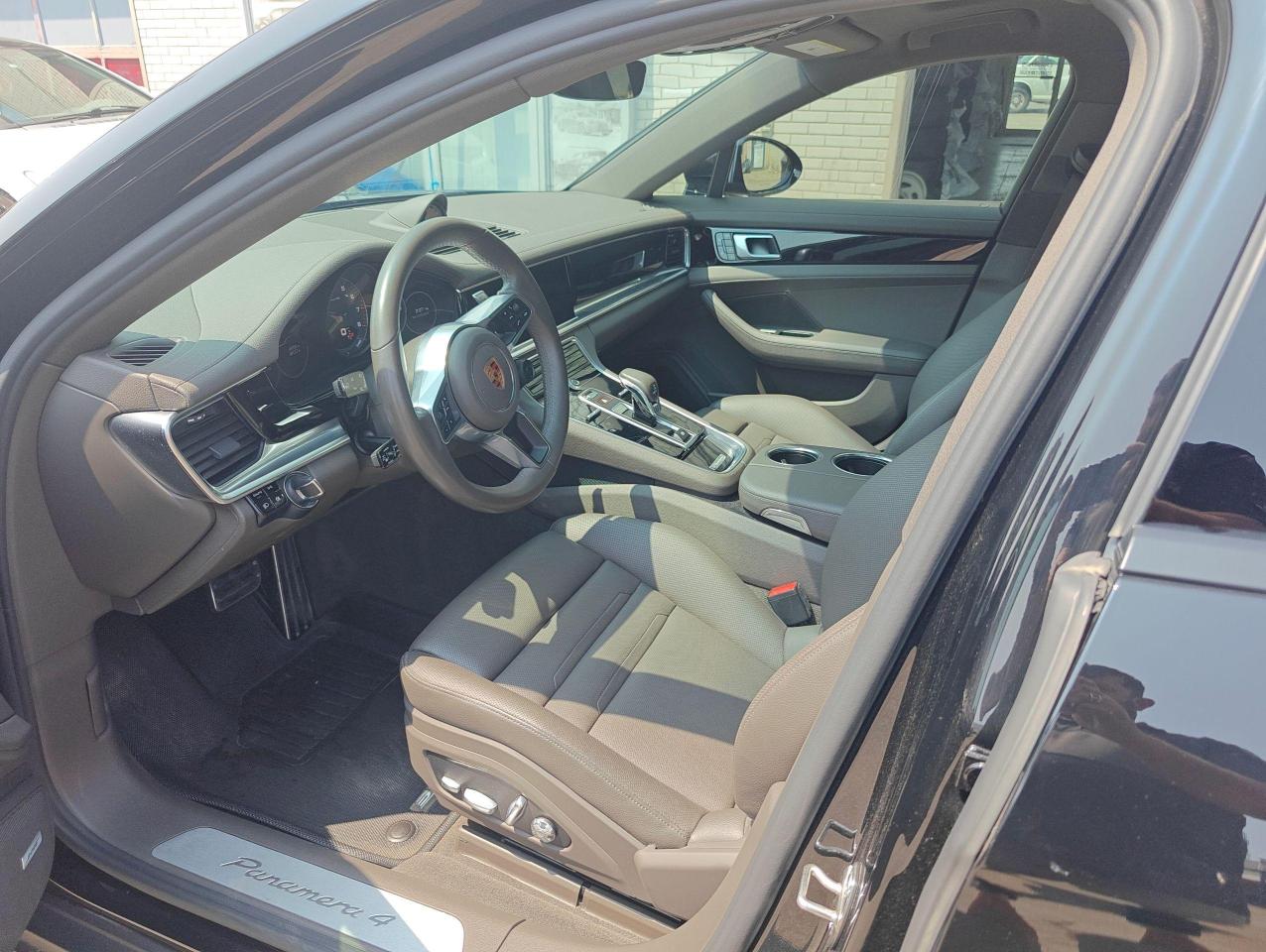 2018 Porsche Panamera 4 E-Hybrid, Fully Loaded, Low Mileage, No Accident - Photo #19