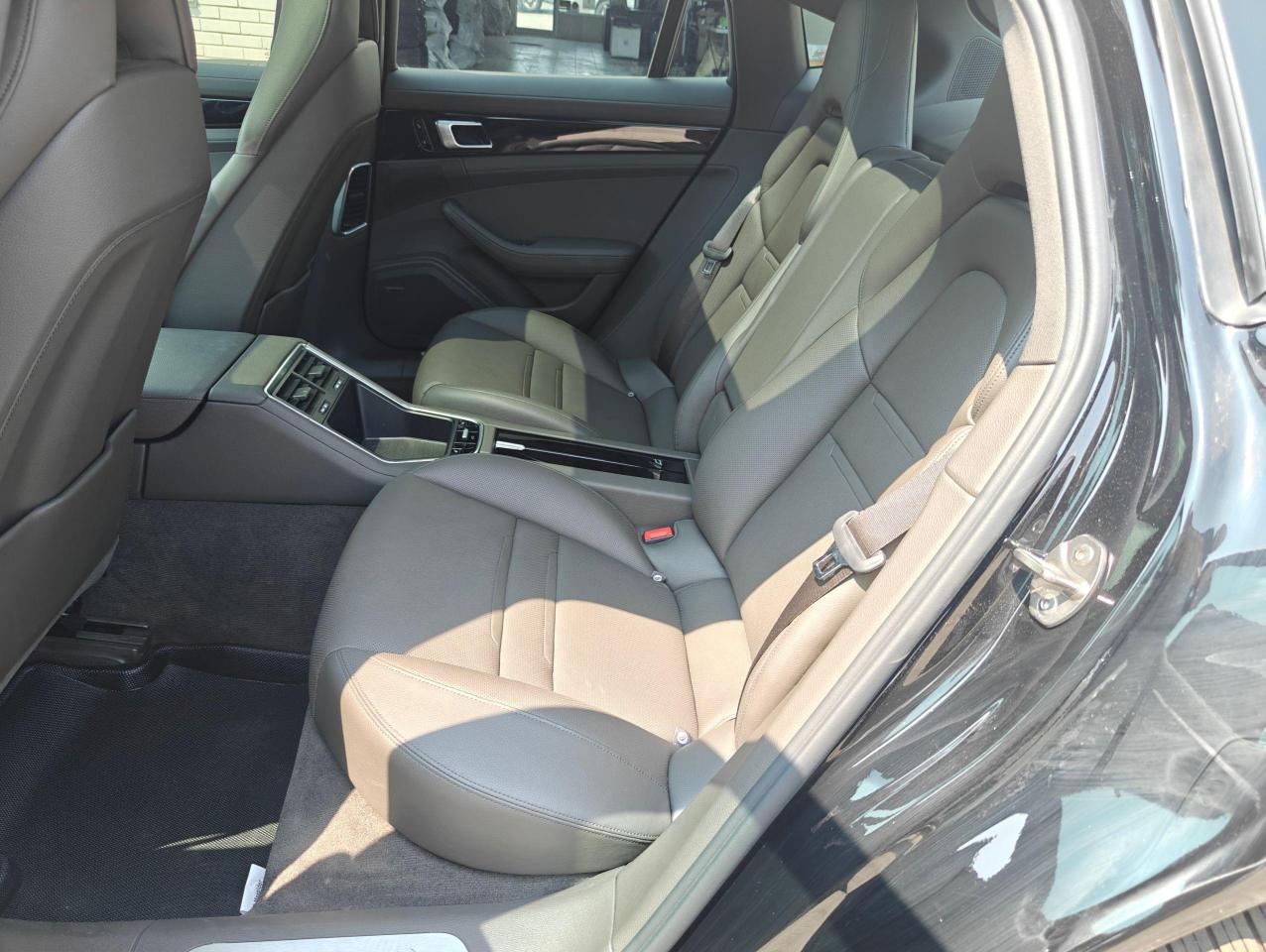 2018 Porsche Panamera 4 E-Hybrid, Fully Loaded, Low Mileage, No Accident - Photo #24