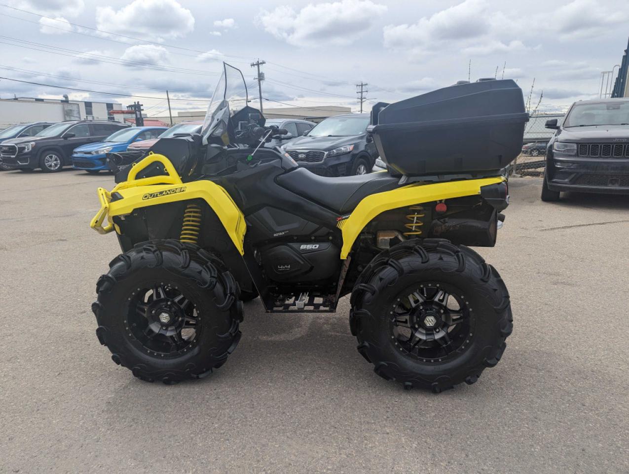 2019 Can-Am Outlander 1000 XT 650 XMR - Photo #2