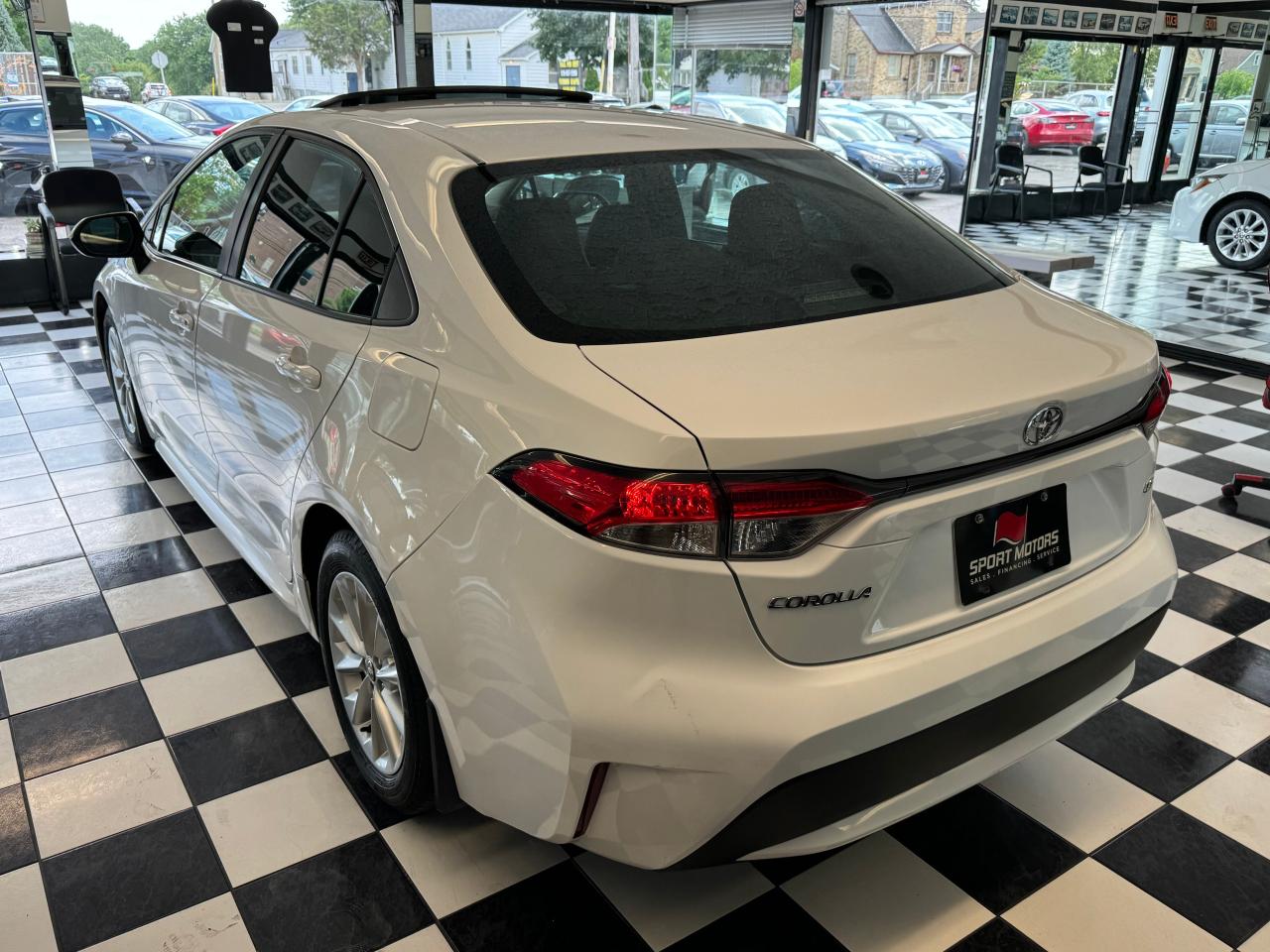 2020 Toyota Corolla LE Upgrade+BSM+Roof+Wireless Charger+CLEAN CARFAX - Photo #4