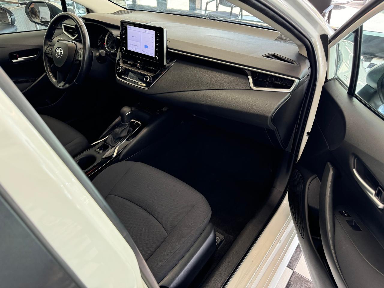 2020 Toyota Corolla LE Upgrade+BSM+Roof+Wireless Charger+CLEAN CARFAX - Photo #18