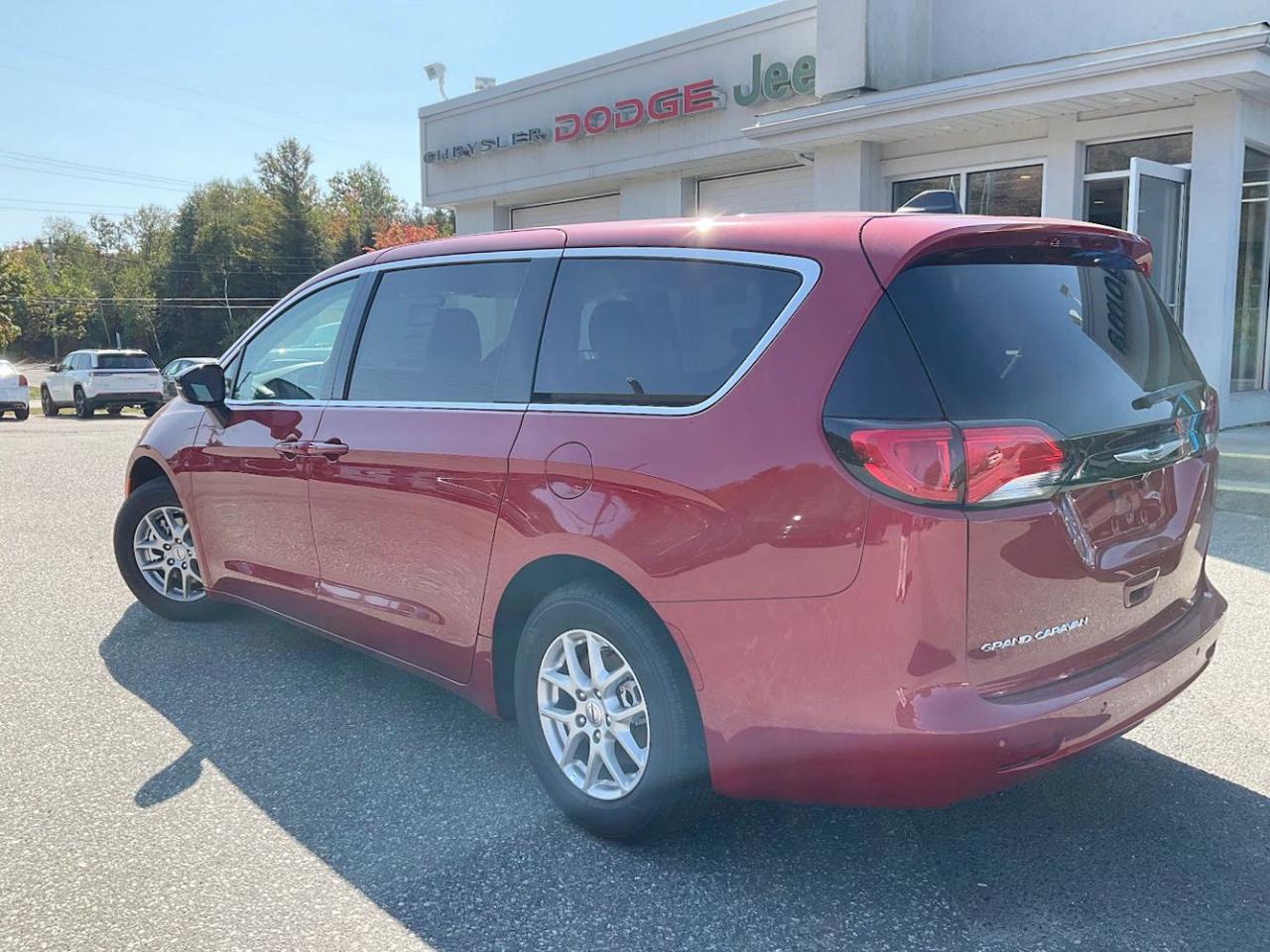 2024 Dodge Grand Caravan SXT Photo3