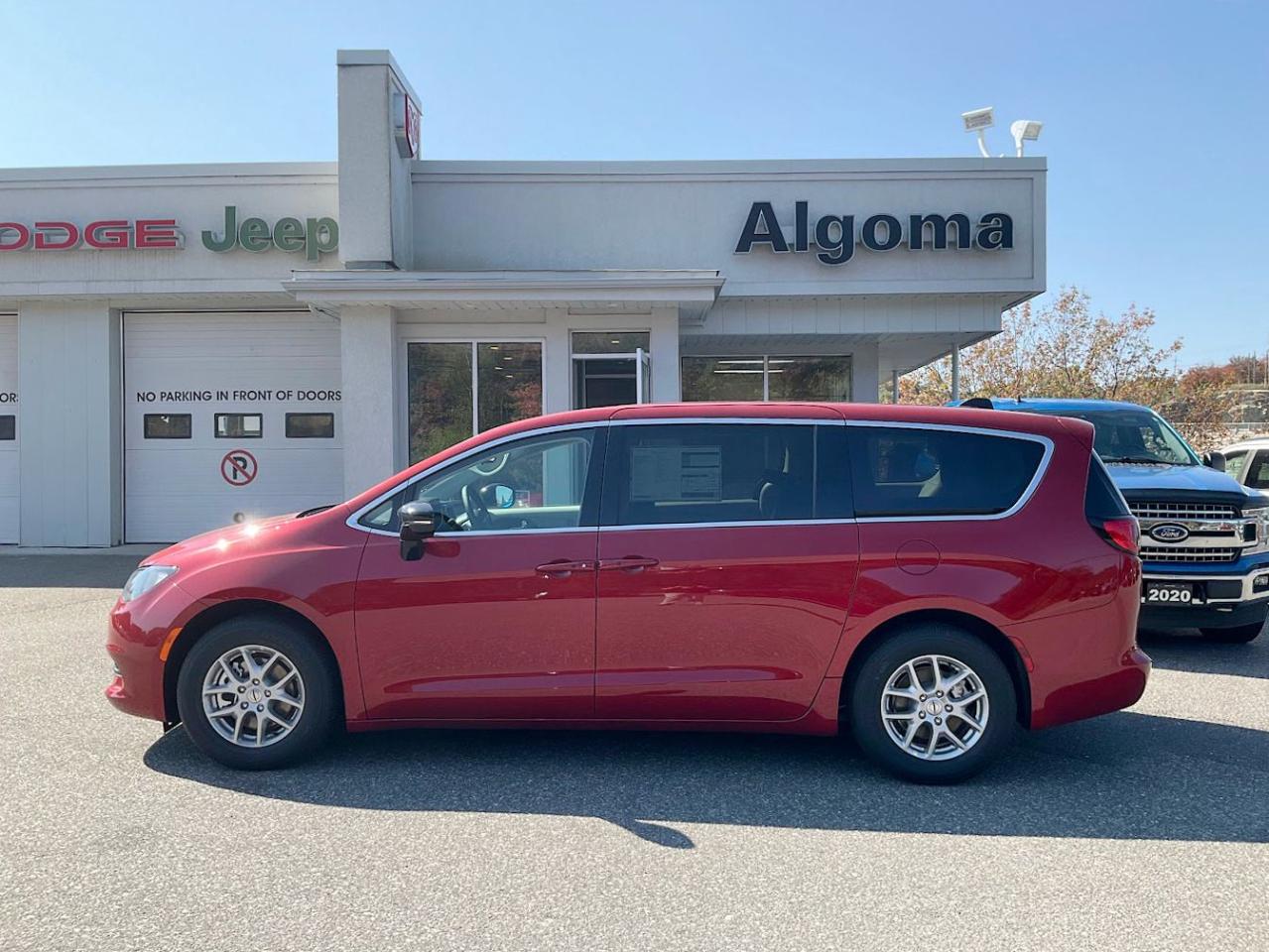 2024 Dodge Grand Caravan SXT Photo2