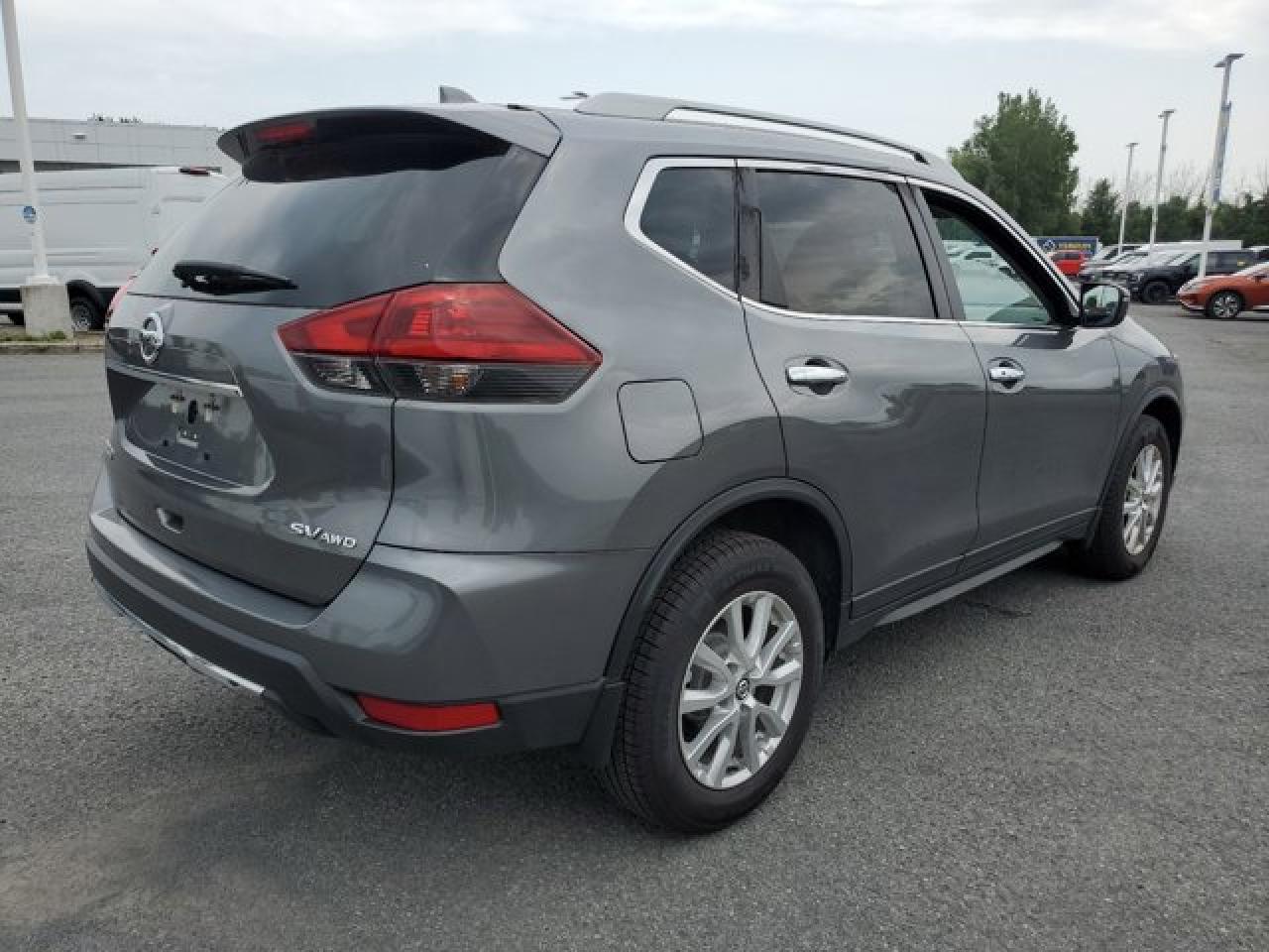 2018 Nissan Rogue SV Photo4