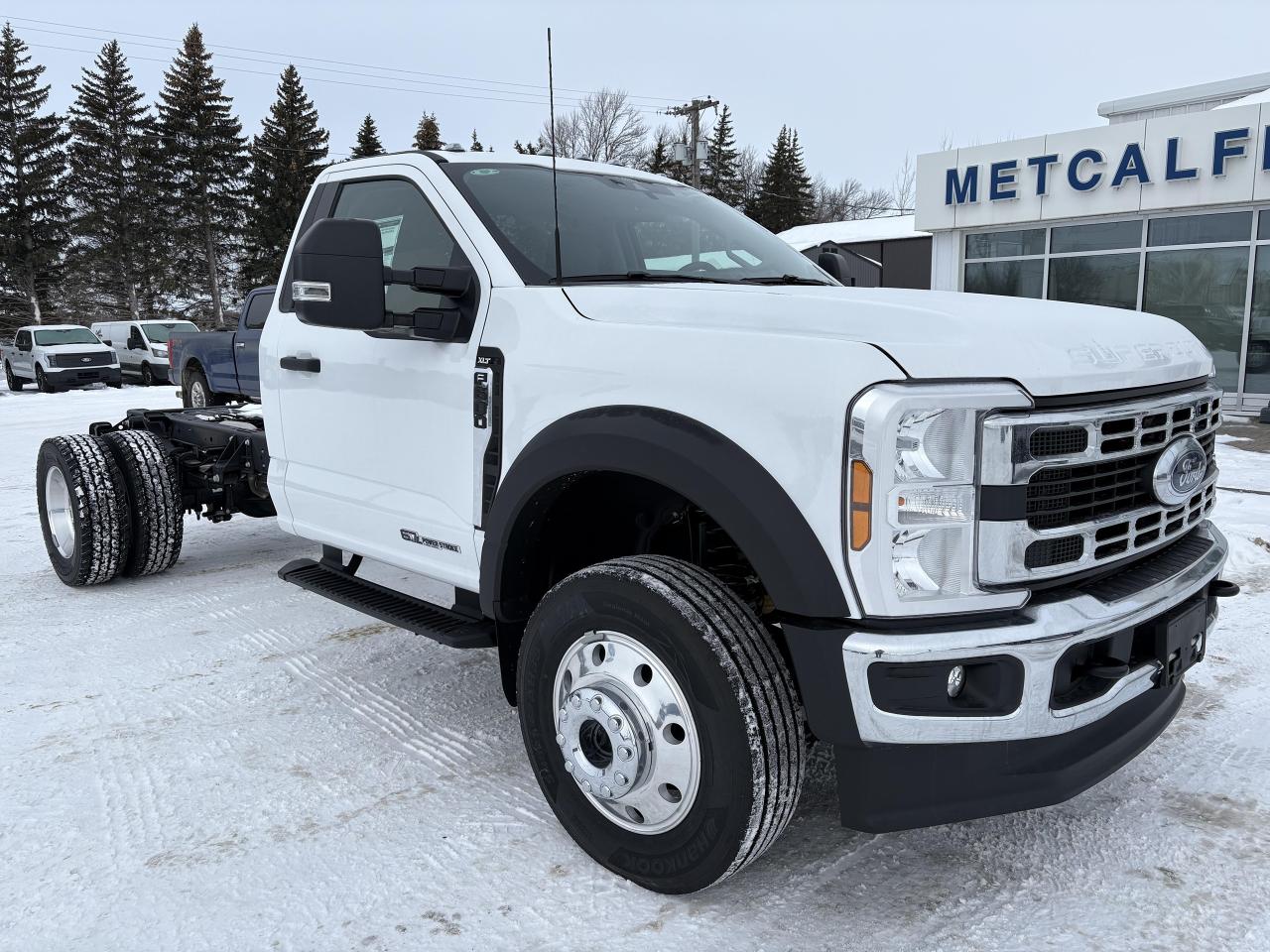 2024 Ford Super Duty F-600 DRW XLT 4WD REG CAB 169" WB 84" CA Photo4