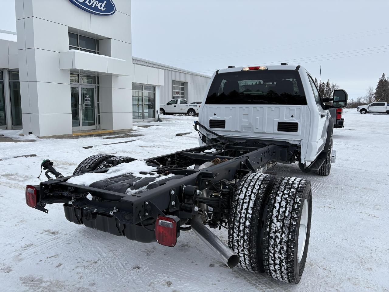 2024 Ford Super Duty F-600 DRW XLT 4WD REG CAB 169" WB 84" CA Photo5