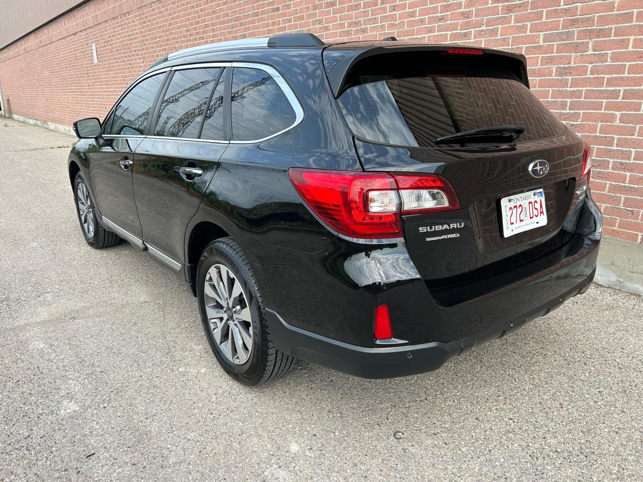 2017 Subaru Outback 3.6R Touring - Photo #5