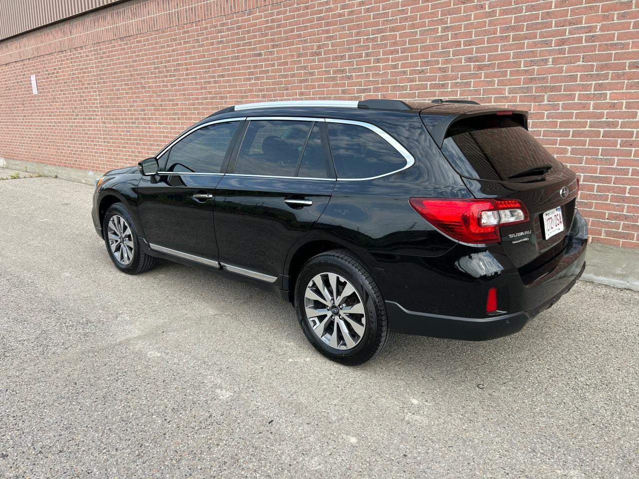 2017 Subaru Outback 3.6R Touring Photo3