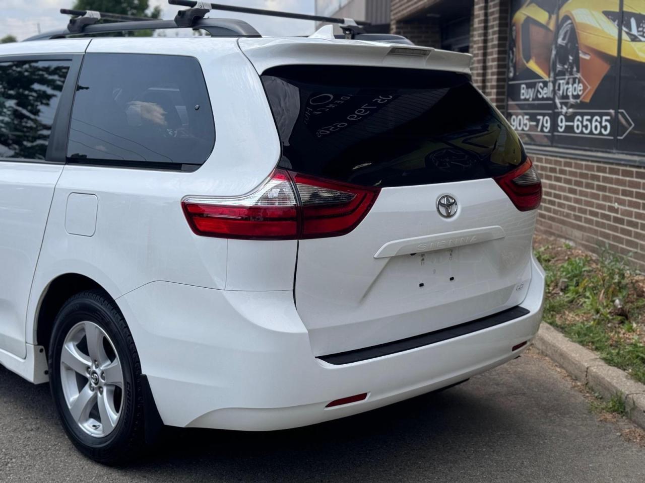 2020 Toyota Sienna LE Photo4