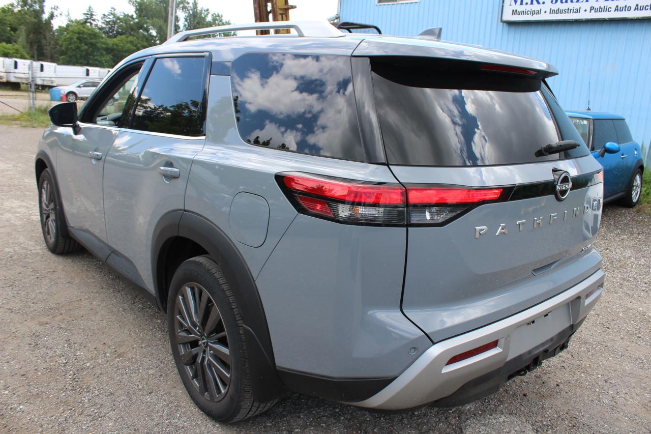 2022 Nissan Pathfinder  Photo3