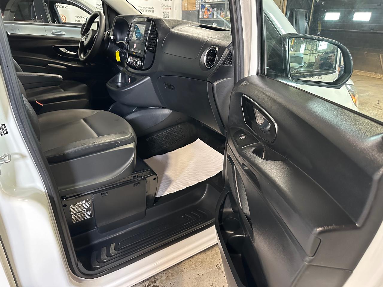 2022 Mercedes-Benz Metris 8 PASSENGERS | 126" WB | 4CLY | AUTOMATIC - Photo #5