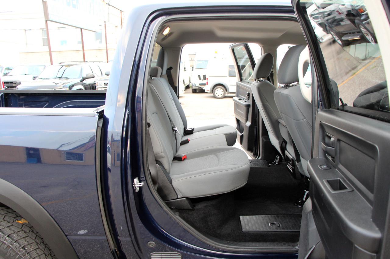 2015 RAM 1500 4WD Crew Cab 140.5" ST - Photo #9