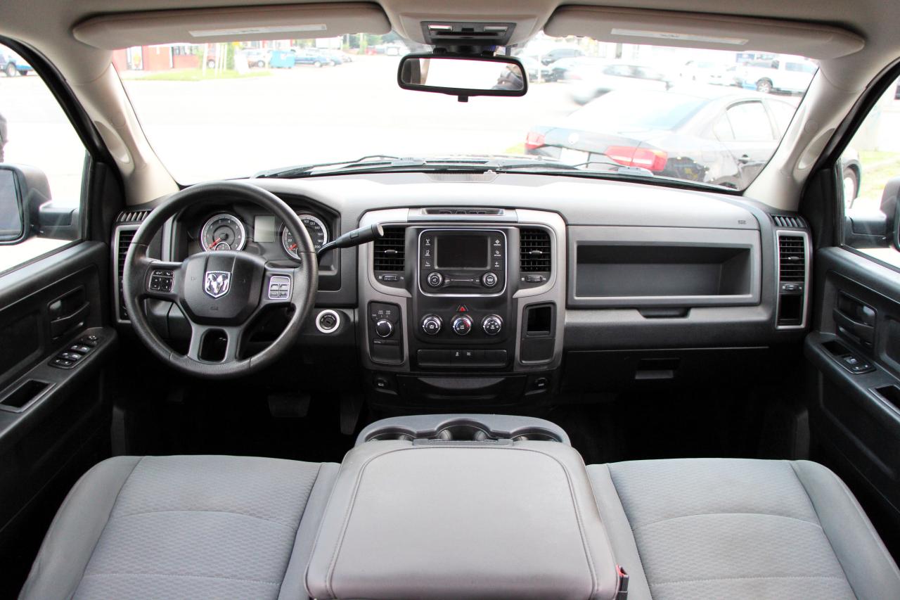 2015 RAM 1500 4WD Crew Cab 140.5" ST - Photo #17