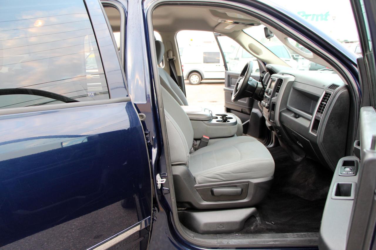 2015 RAM 1500 4WD Crew Cab 140.5" ST - Photo #13