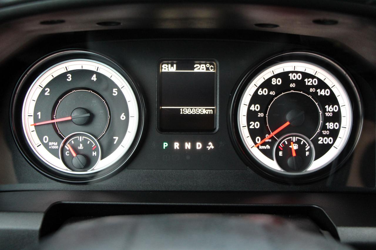 2015 RAM 1500 4WD Crew Cab 140.5" ST - Photo #21
