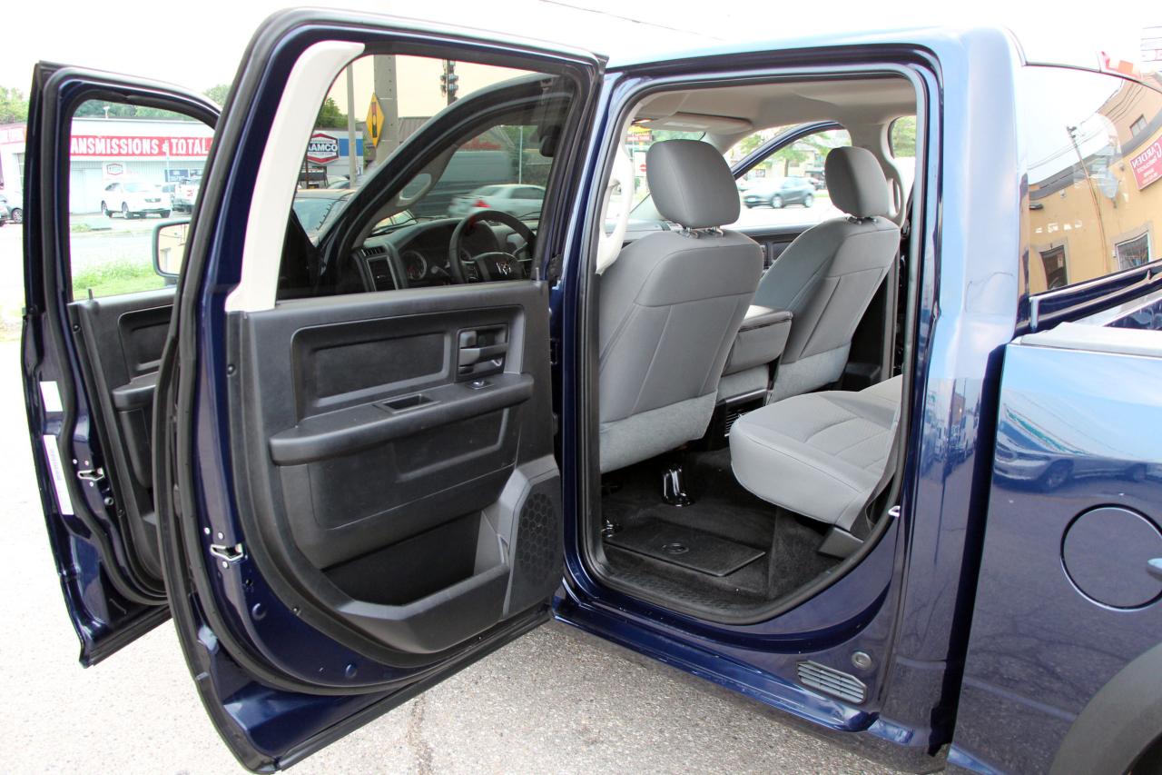 2015 RAM 1500 4WD Crew Cab 140.5" ST - Photo #10