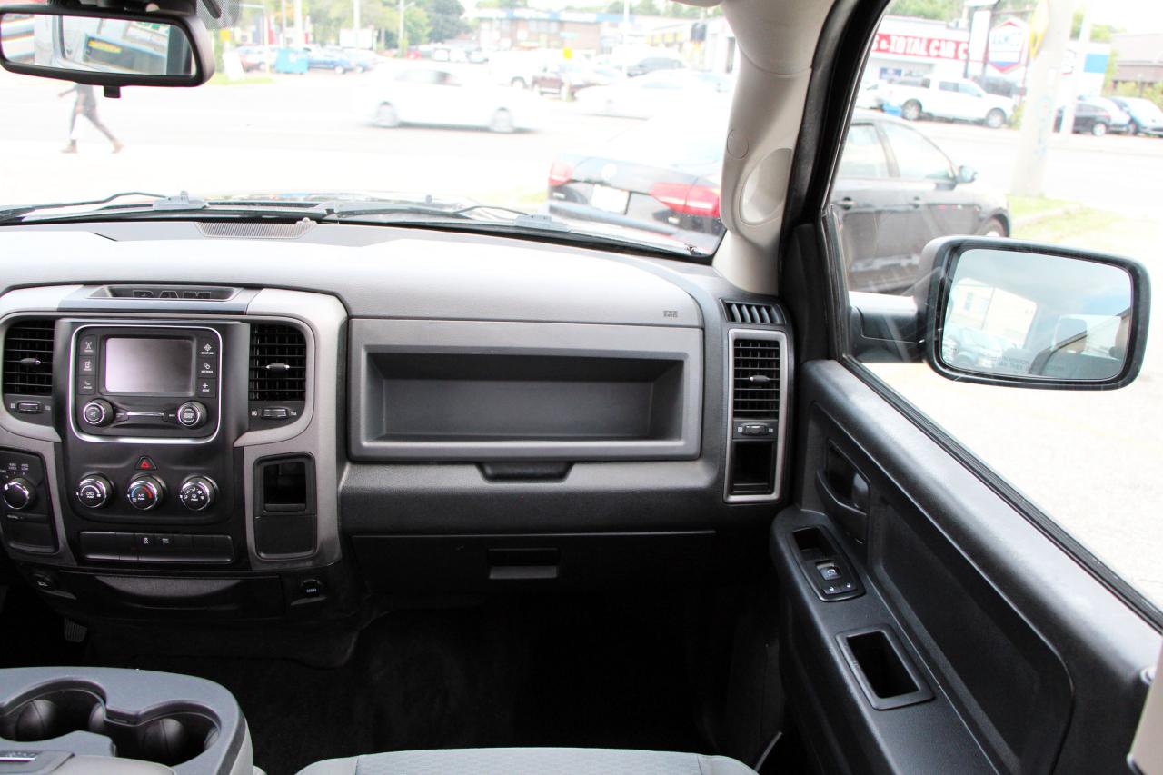 2015 RAM 1500 4WD Crew Cab 140.5" ST - Photo #18