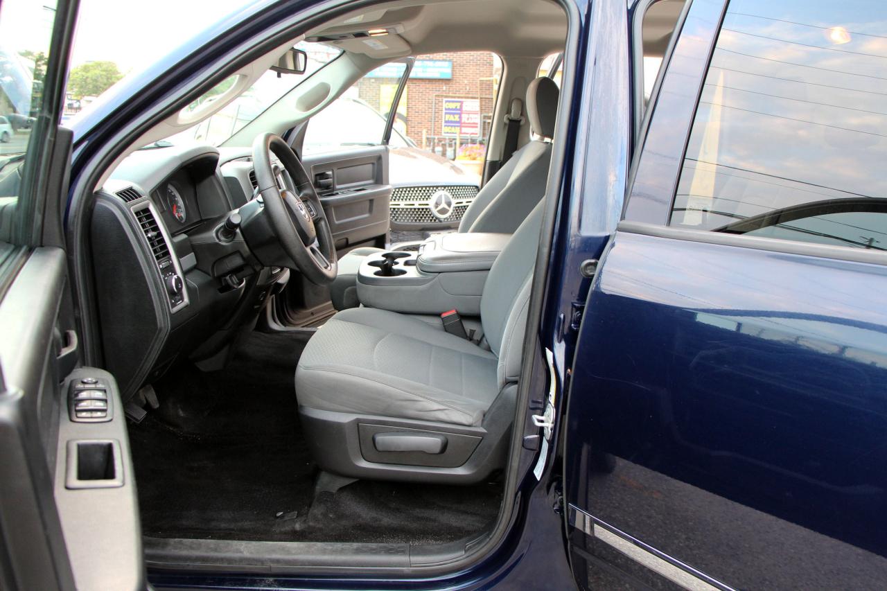 2015 RAM 1500 4WD Crew Cab 140.5" ST - Photo #15