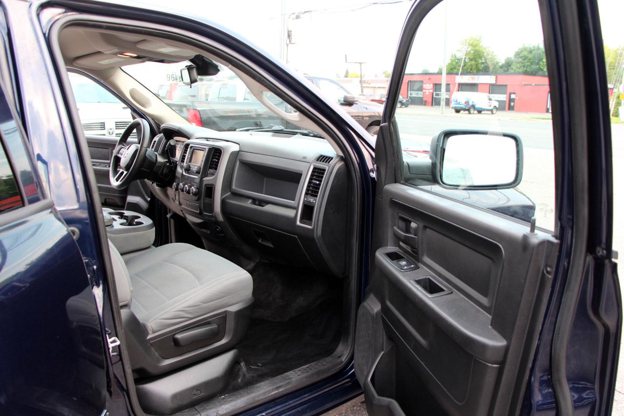 2015 RAM 1500 4WD Crew Cab 140.5" ST - Photo #12