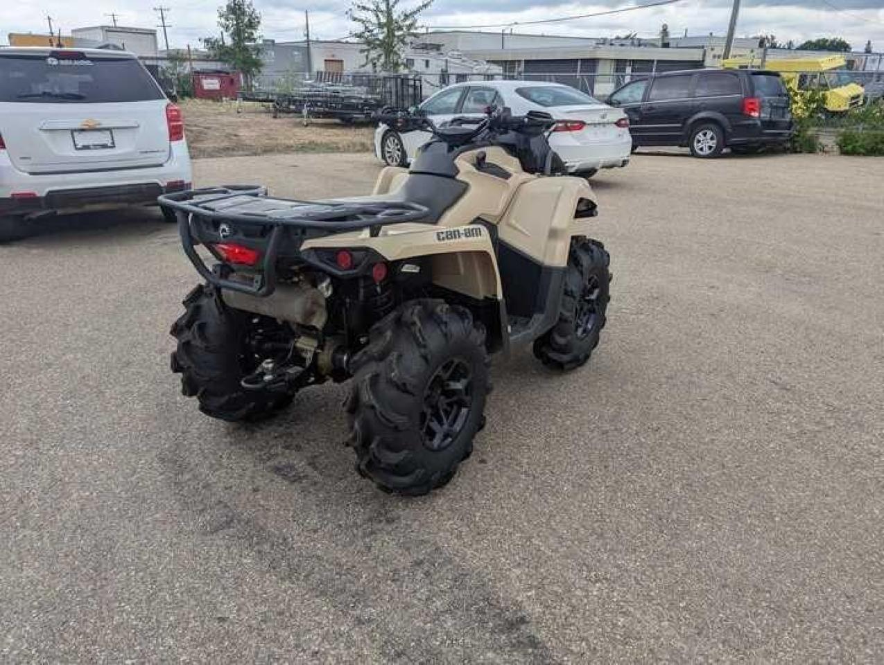 2022 CAN AM 570 Outlander XMR 98$ B/W - Photo #4