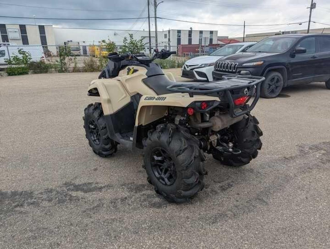 2022 CAN AM 570 Outlander XMR 98$ B/W - Photo #5