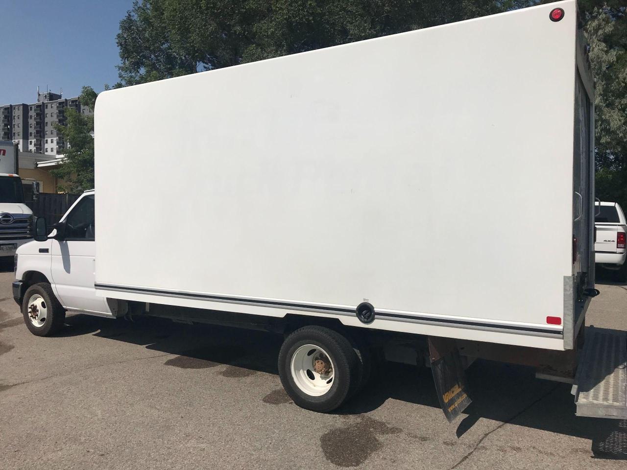 2022 Ford E-Series Cutaway 16 foot gas cube Photo2