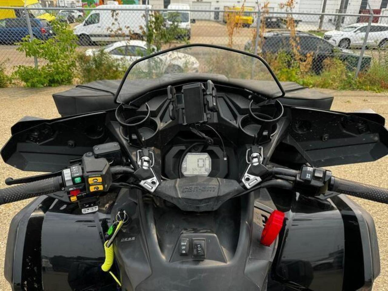 2019 Can-Am Outlander 650 XT EPS $93 B/W - Photo #5