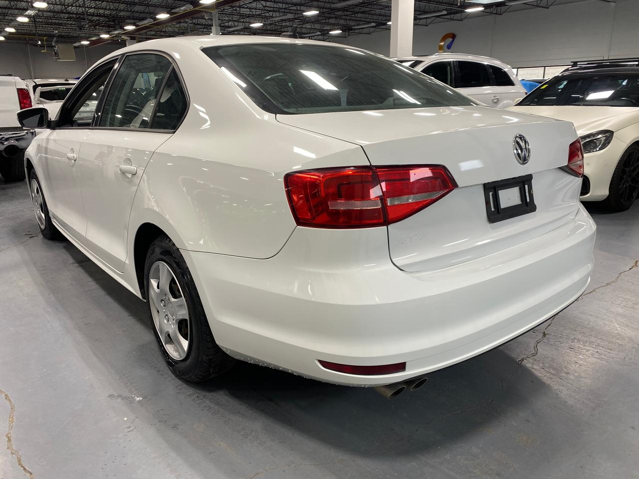 2015 Volkswagen Jetta 4dr 2.0L Auto Trendline Photo2
