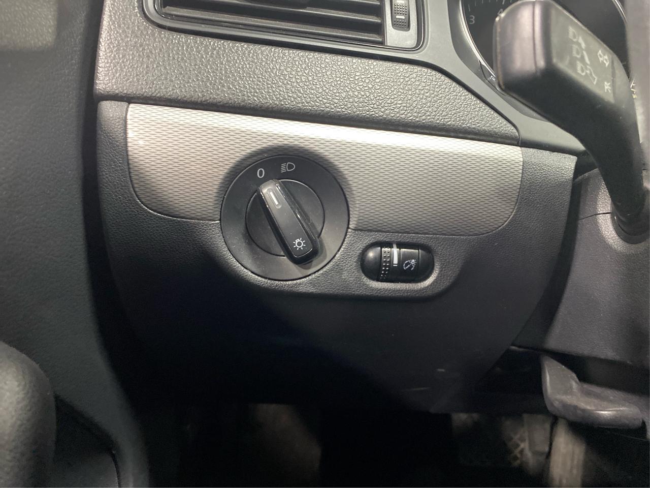 2015 Volkswagen Jetta 4dr 2.0L Auto Trendline Photo