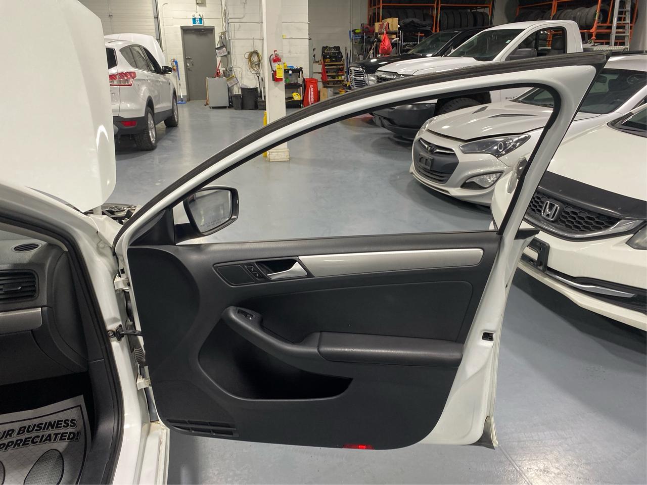2015 Volkswagen Jetta 4dr 2.0L Auto Trendline Photo