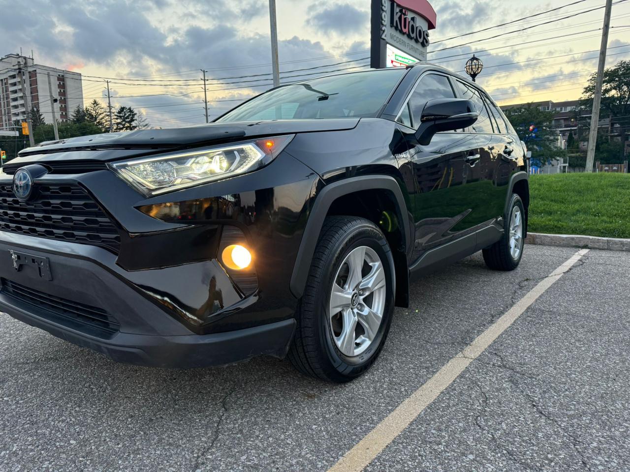 Used 2019 Toyota RAV4 XLE AWD hybrid for sale in Mississauga, ON