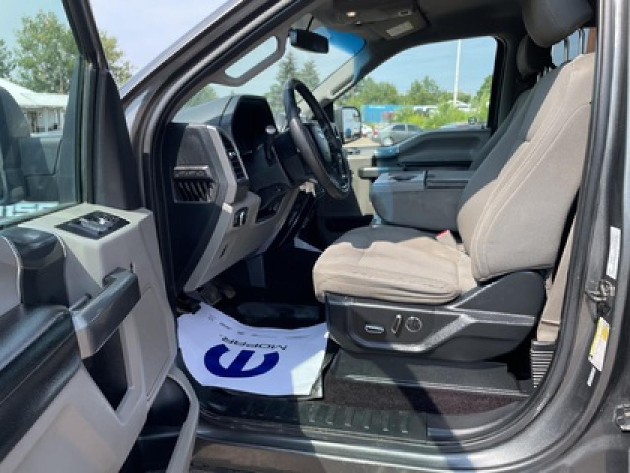 2017 Ford F-150 4WD SuperCrew, XLT, NAV, Heated Seats, #293 Photo4