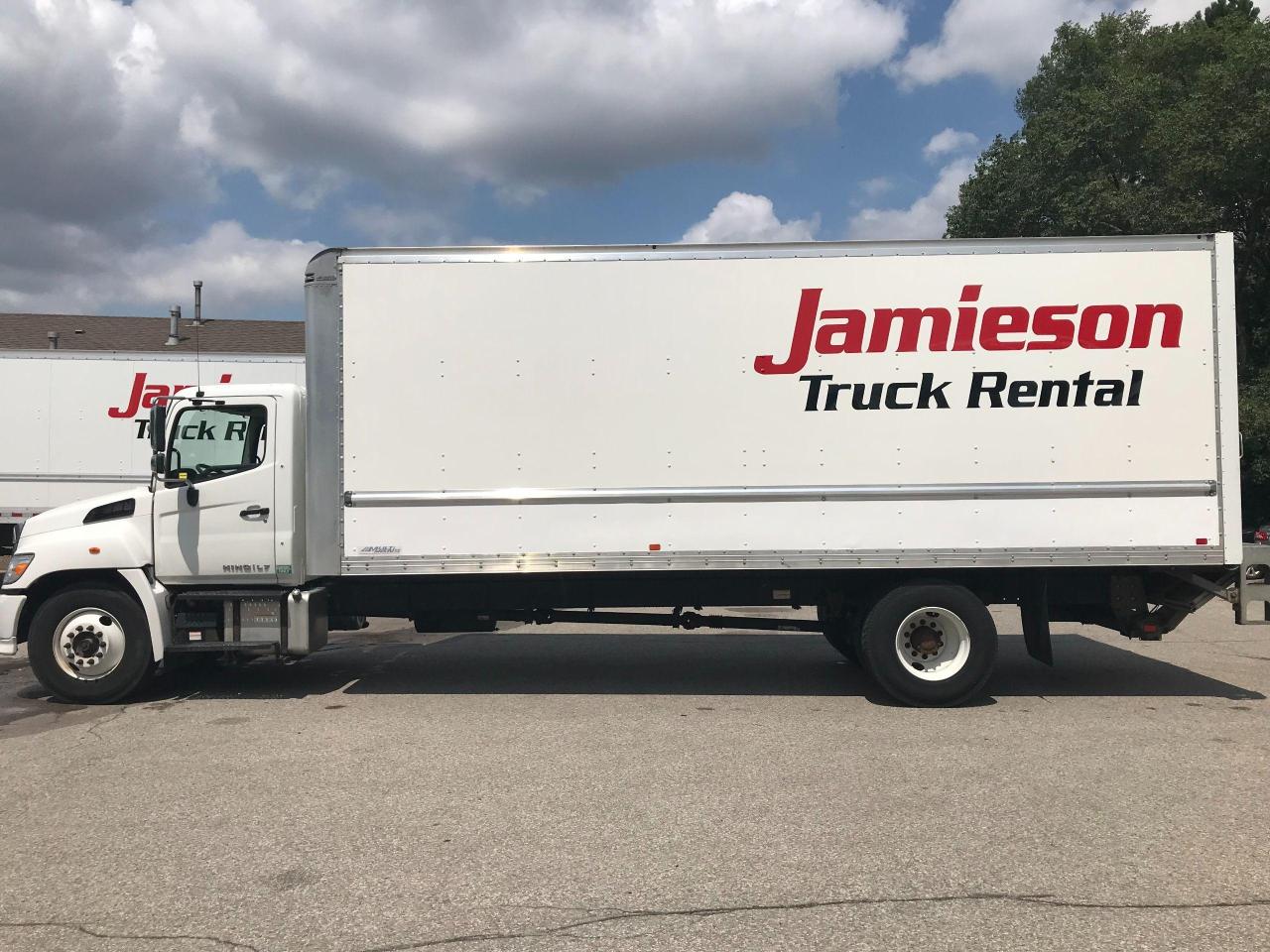 2021 Hino 338 24' van body with lift - Photo #2